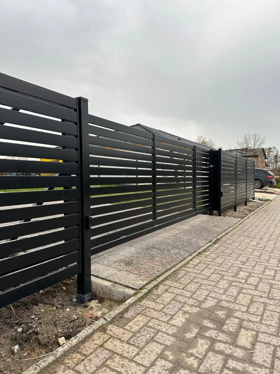 Modernes Aluminium zäune mit horizontalen Lamellen und Schiebetor