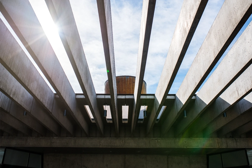 Pergolen mit massiven Stahlträgern als offenes Dachkonstrukt unter freiem Himmel